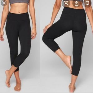 Athleta Midrise Classic Crop EUC Large